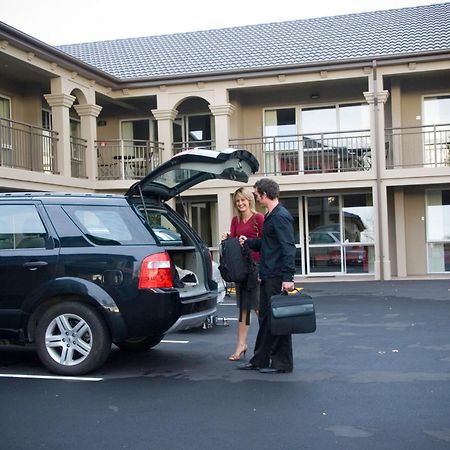 כרייסטצ'רץ' Salerno Motel Apartments מראה חיצוני תמונה A hotel porter assisting a guest