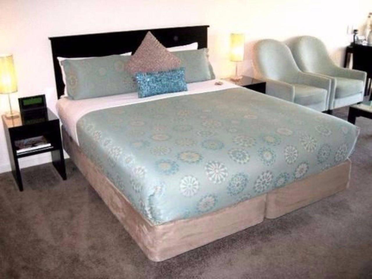 כרייסטצ'רץ' Salerno Motel Apartments מראה חיצוני תמונה A bed with a bed skirt