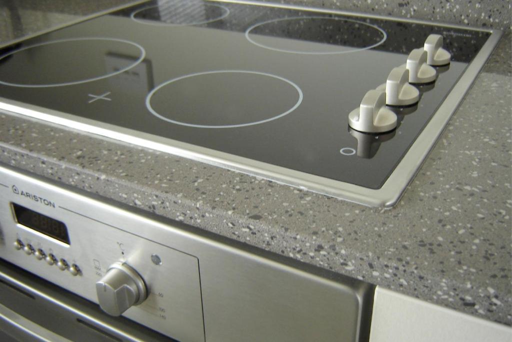 כרייסטצ'רץ' Salerno Motel Apartments חדר תמונה A ceramic stovetop