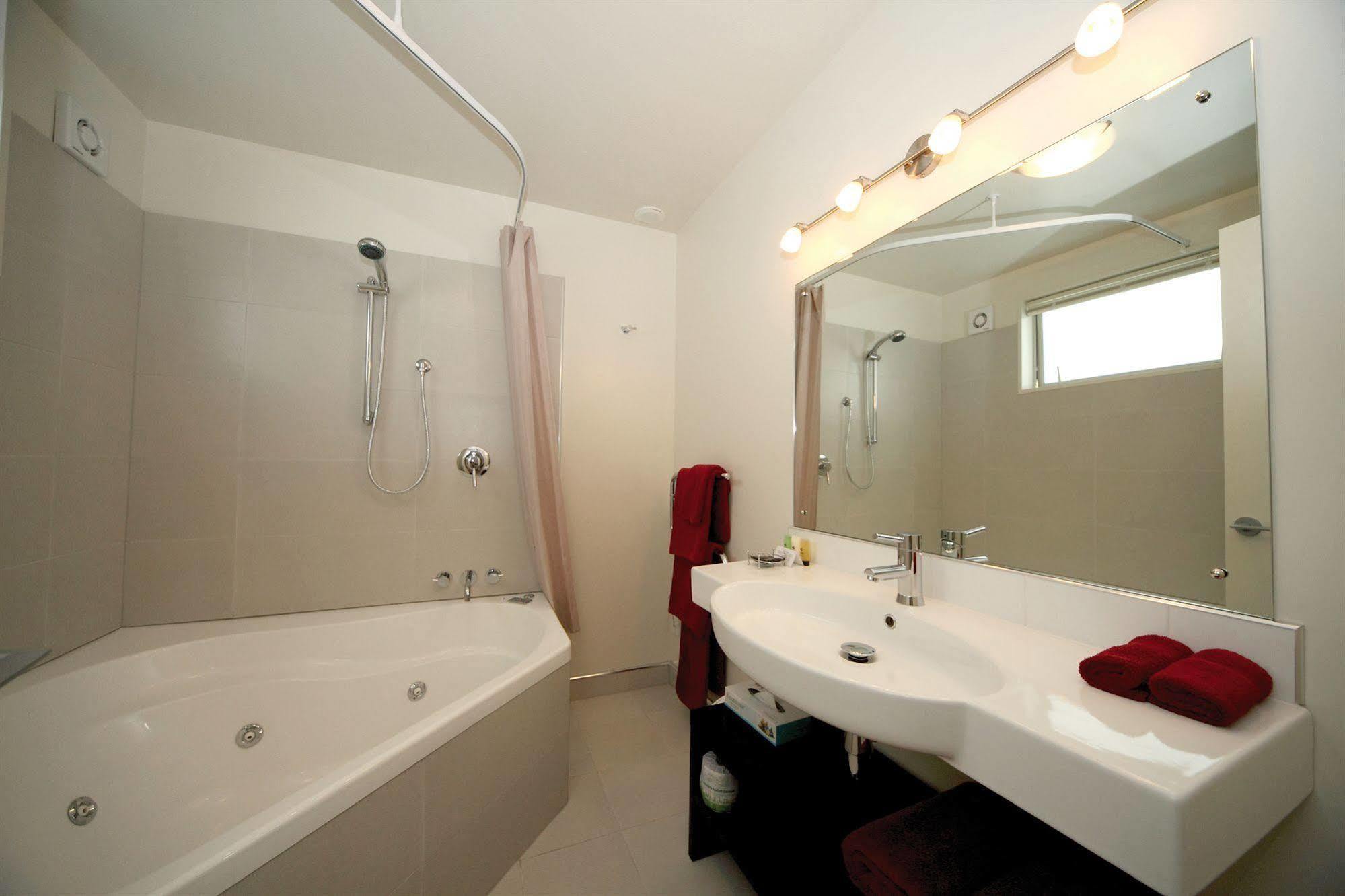 כרייסטצ'רץ' Salerno Motel Apartments מראה חיצוני תמונה Bathroom