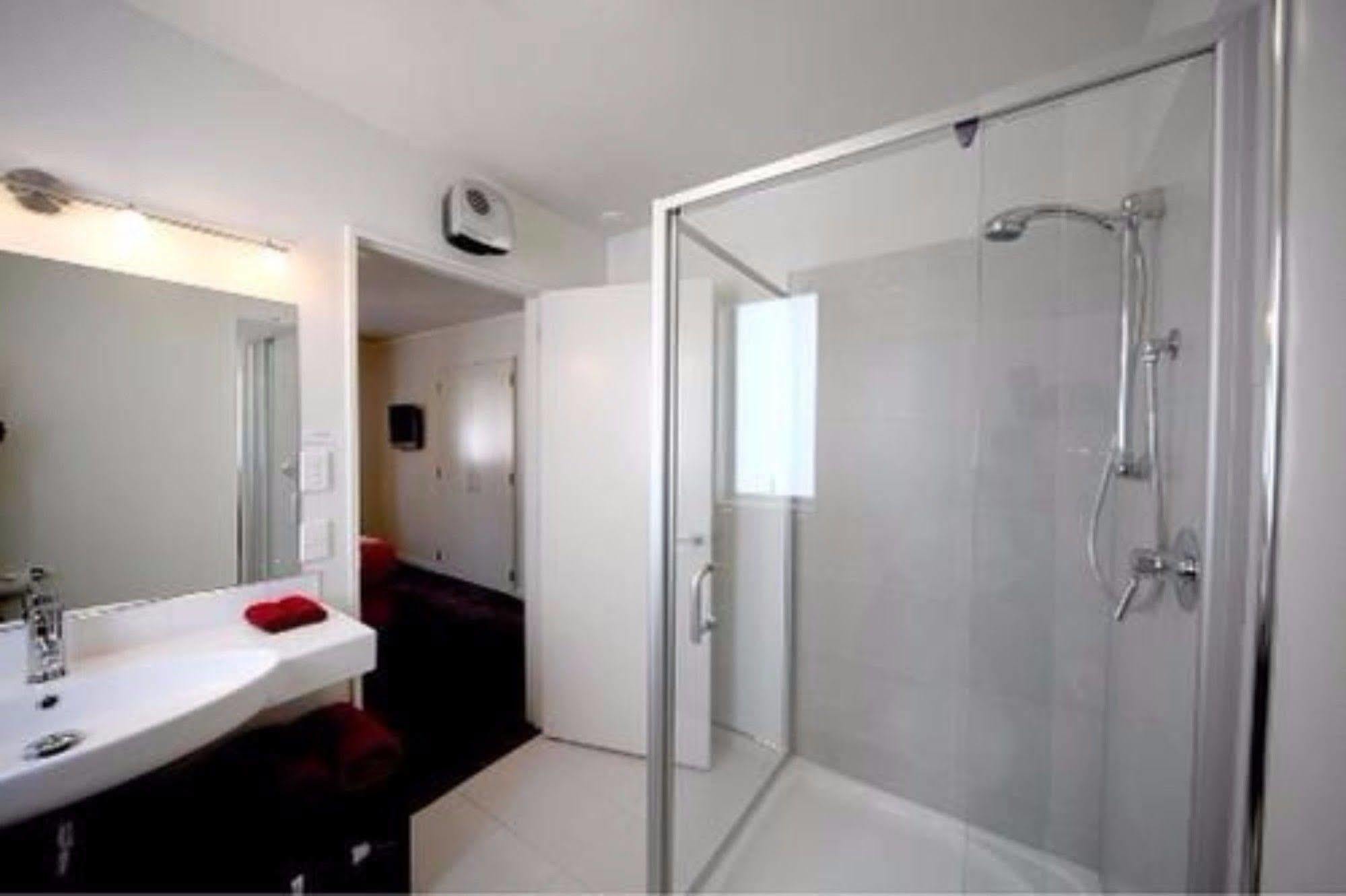 כרייסטצ'רץ' Salerno Motel Apartments מראה חיצוני תמונה A shower cubicle