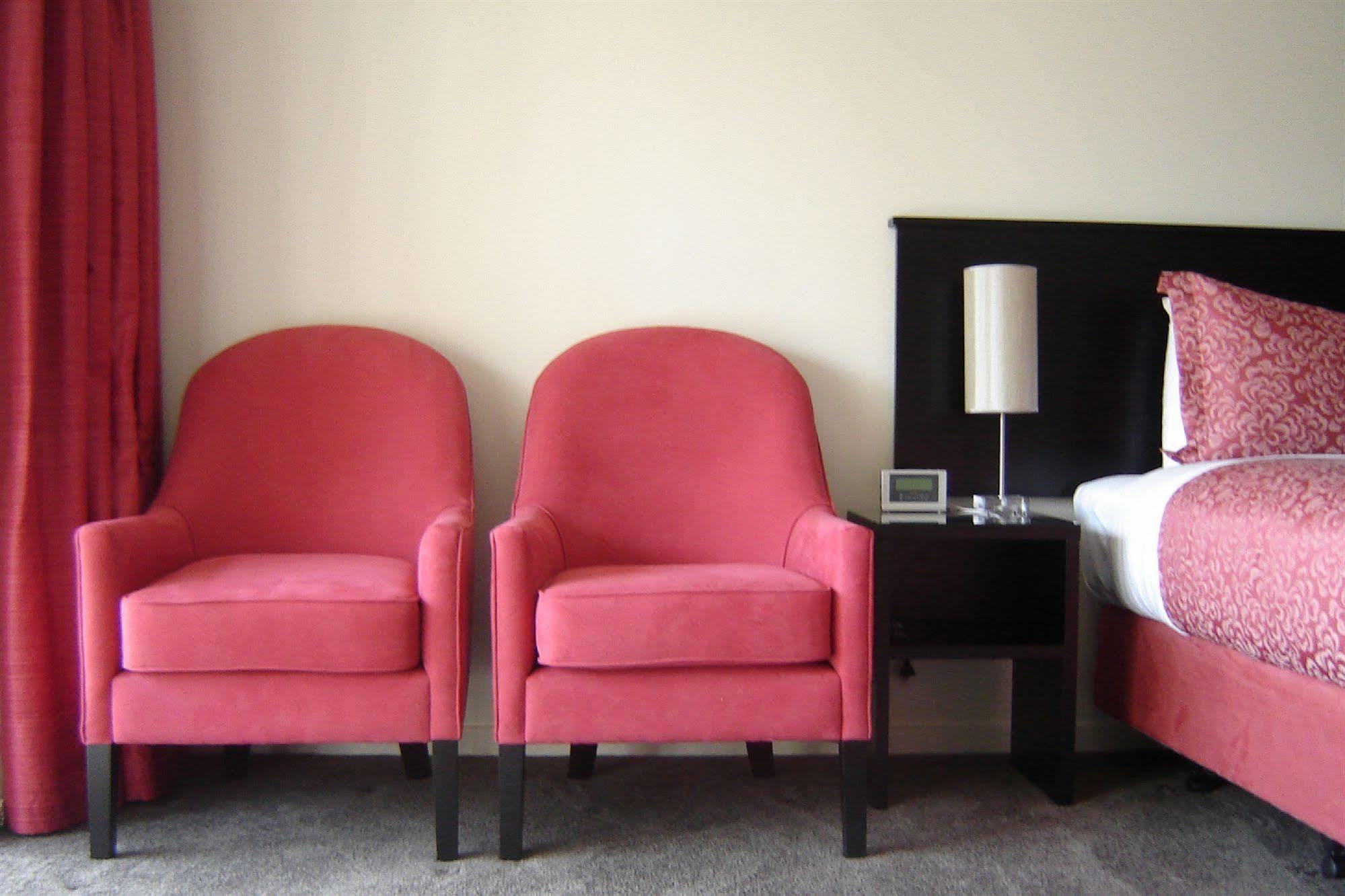 כרייסטצ'רץ' Salerno Motel Apartments מראה חיצוני תמונה A pair of club chairs
