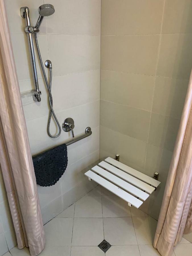 כרייסטצ'רץ' Salerno Motel Apartments מראה חיצוני תמונה Shower bench