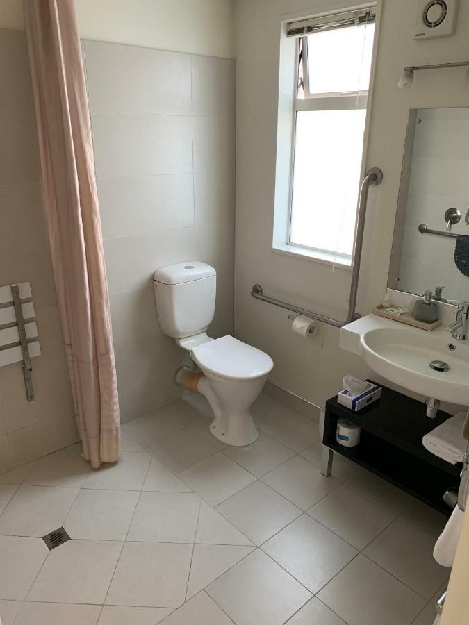כרייסטצ'רץ' Salerno Motel Apartments מראה חיצוני תמונה A modern bathroom in a hotel