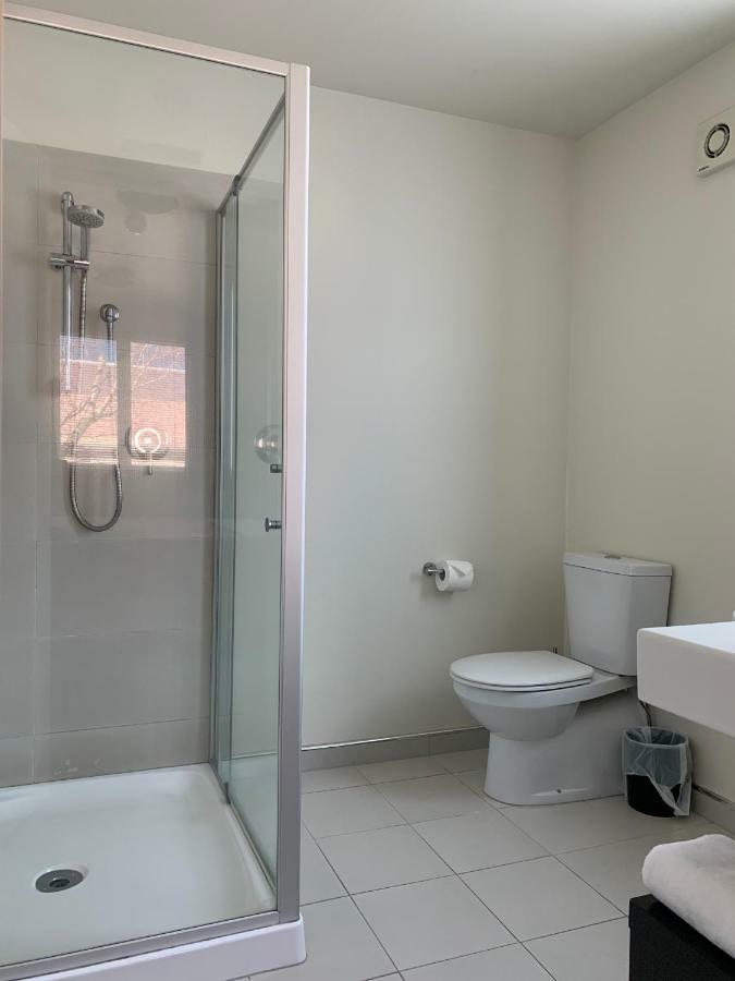 כרייסטצ'רץ' Salerno Motel Apartments מראה חיצוני תמונה A shower cubicle