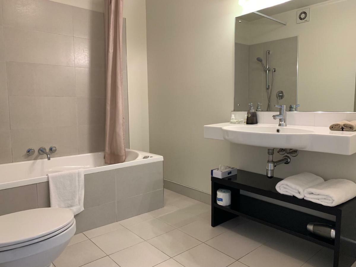 כרייסטצ'רץ' Salerno Motel Apartments מראה חיצוני תמונה Bathroom in a hotel
